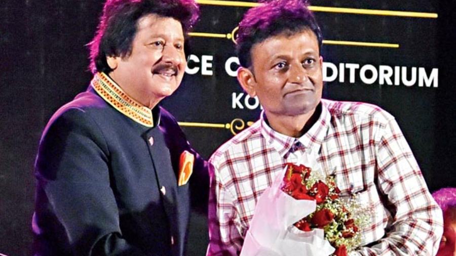 Pankaj Udhas called on stage Anup Kumar Biswas, a fan who had come from Chhattisgarh to attend the concert. “He has travelled 25,000km to hear me sing at 15 concerts over the years. I came to know of him through his writings on my Facebook page,” said Udhas and handed him a bouquet of flowers.
