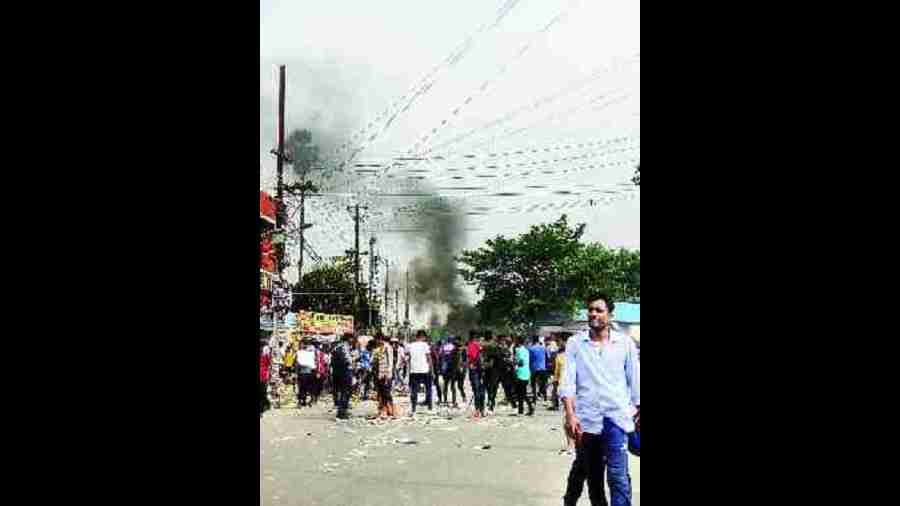 Youths protest in Bihar’s Muzaffarpur city on Wednesday against the Agnipath scheme. 