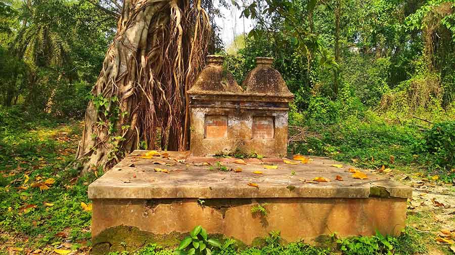 A ‘samadhi mandir’ or memorial temple