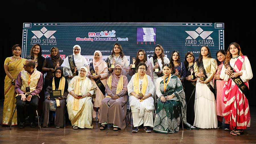 Winners and organisers of Zard Sitara Awards on the stage