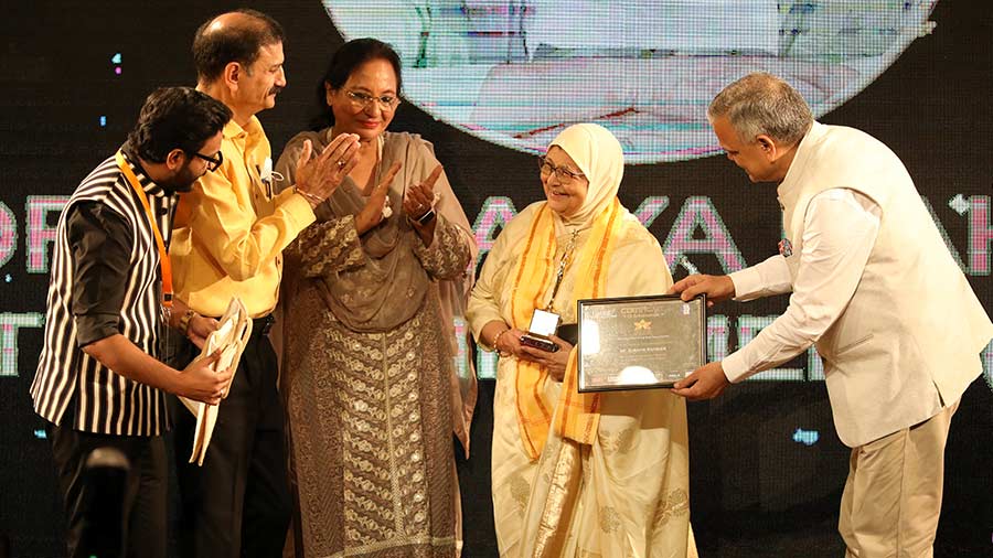 Suraiya Rehman receives Lifetime Achievement Award from Rajendra Khandelwal 