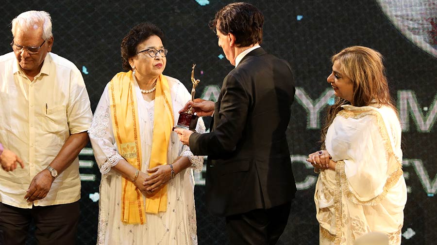 Atiya Mustaque receives the Lifetime Achievement Award from Didier Talpain