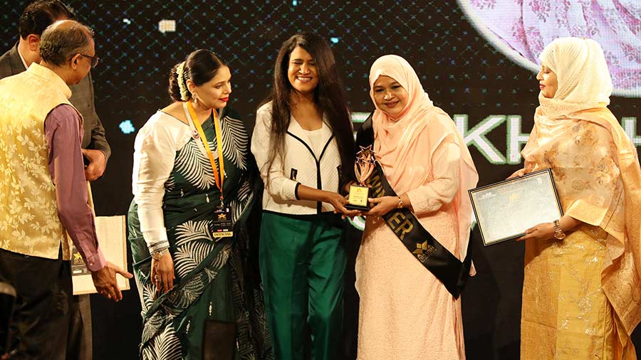 Social influencer Rukshi Elias receives her award