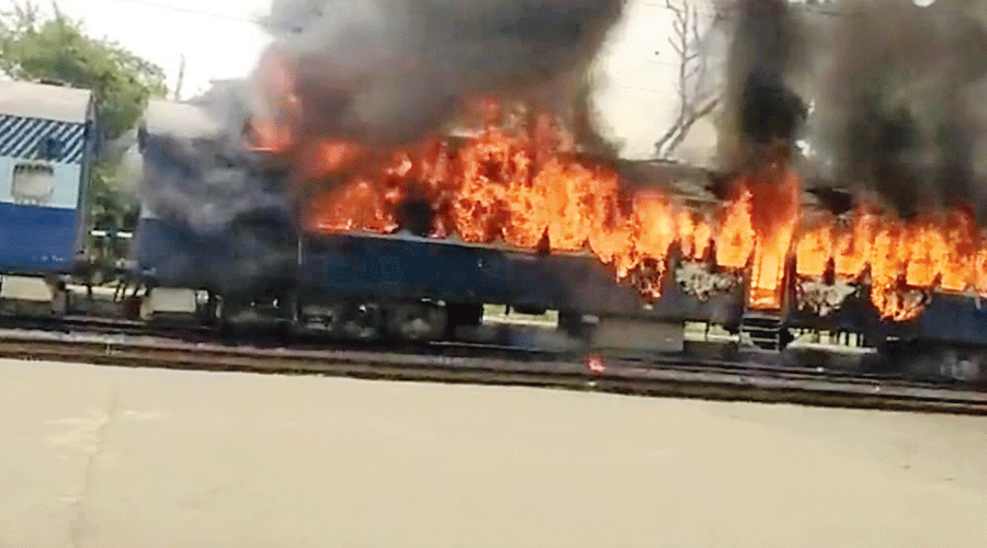Youth block roads, torch trains in protest over Agnipath scheme: We want existing recruitment system: Protestors Youth block roads, torch trains in protest over Agnipath scheme: We want existing recruitment system: Protestors