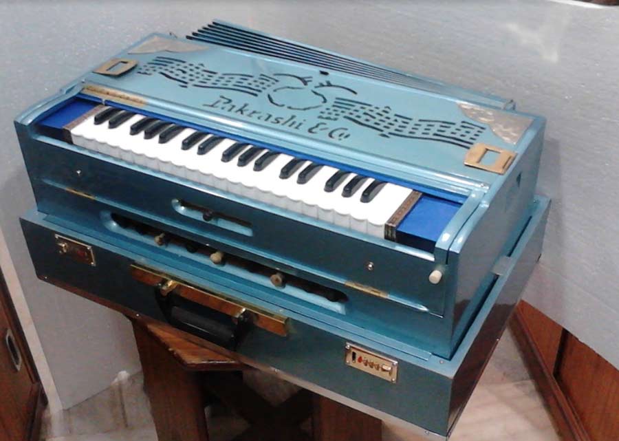 The scale-changing harmonium was first made in Kolkata and the then-proprietor of the shop, Sudhir Chandra Pakrashi, had a considerable contribution in its making  