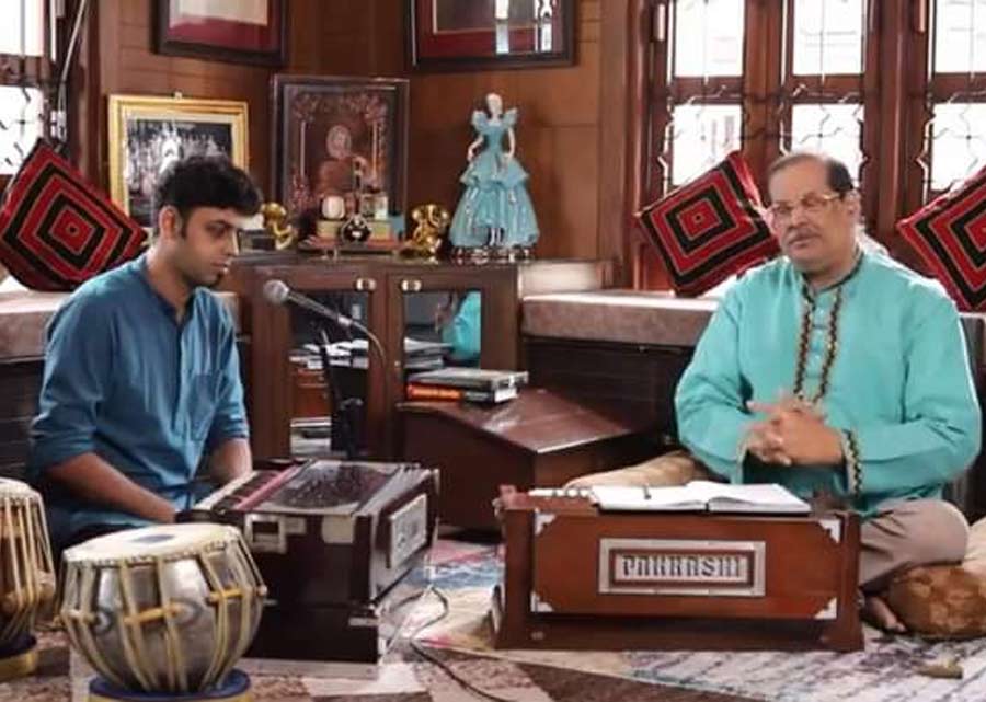 Making harmoniums is Pakrashi and Co’s forte. Many popular musicians have been using Pakrashi’s harmonium for years. Starting from Ustad Zakir Hussain to Pandit Ajoy Chakraborty (above), to even maestros like Salil Chowdhury to Rabindrasangeet exponent Suchitra Mitra and Ghazal king Jagjeet Singh have all used Pakrashi’s harmoniums 