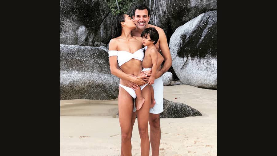 Perfect family photo ft. Lisa Haydon.