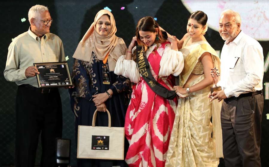 Event management company proprietor Saima Vohra enjoys her moment of fame on the stage as Simran Parveen, Naseem Ali and Shah Mohammed Kadiri look on.