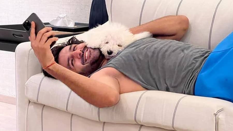 Kartik Aaryan: “Sundaying with my pillow” ft. Kartik Aaryan, and we would like one such pawsome pillow too!