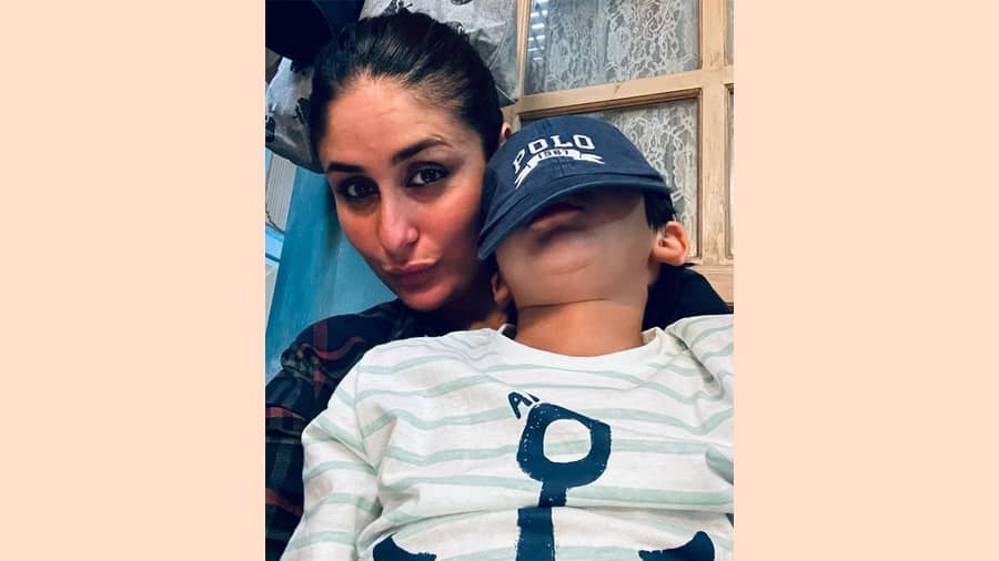 Kareena Kapoor Khan: Little Taimur visited his mom on the last day of shoot. While Bebo posed with her perfect pout, Taimur chose to play hide-and-seek with the camera in the selfie.