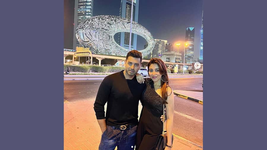 Twinning done right, the power couple’s black ensemble is chic, classy and party-ready summed up. We love Ankush’s statement belt and Oindrila’s golden hoops and one-shoulder dress.