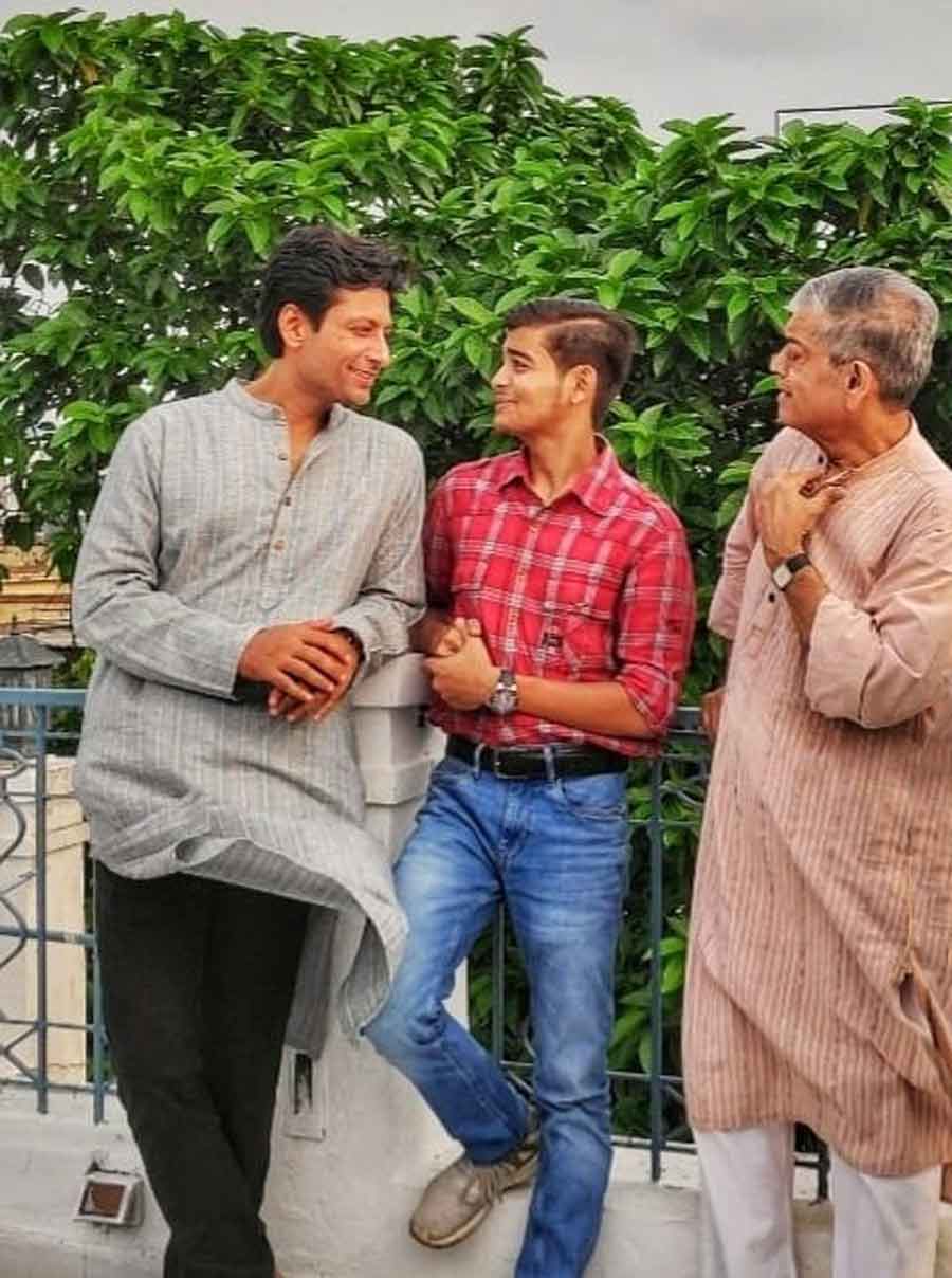 (From left) Actors Indraneil Sengupta, Ayush Das and film director Sandip Ray at a press conference arranged to reveal the star cast of Sandip Ray’s next film ‘Hatyapuri’ on Tuesday, June 14. Sengupta will play the iconic sleuth Feluda and Das will play Topshe.