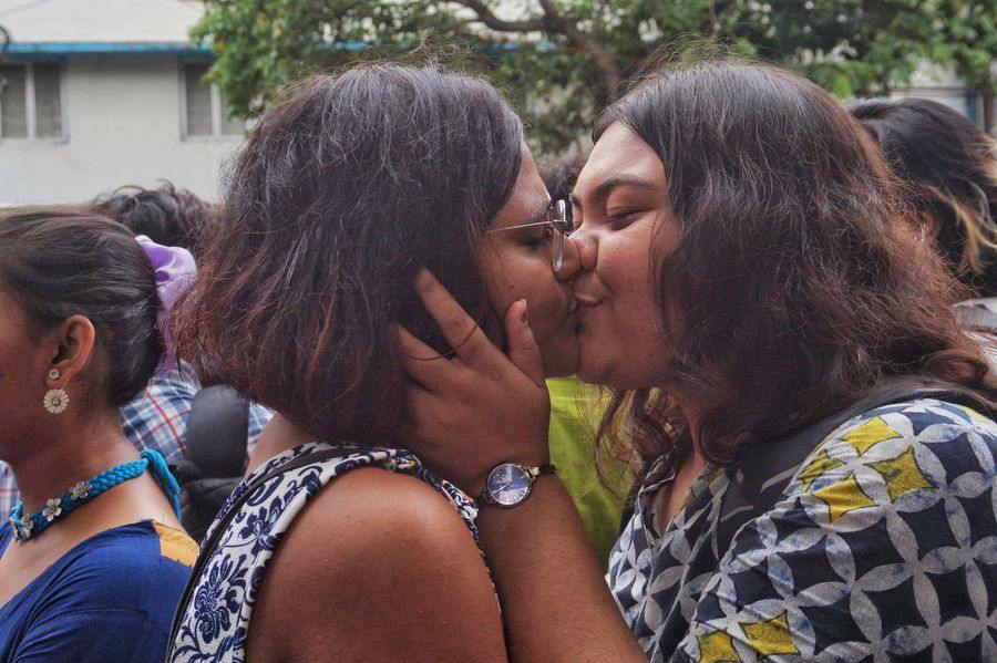 Tanusha Raj (right) and her partner Ayshi Roy shared a peck, amidst chants of “Mei-Mei Prem Koreche”, followed by responses of, “Besh Koreche Besh Koreche”. “It’s better to be hated for what you are, rather than being loved for what you are not,” said Raj