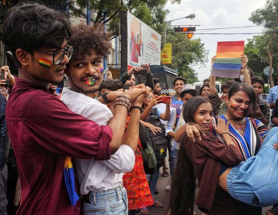 Niladri Ghosh and Saiyeb Akhtar did a flash-mob performance about queer rights in front of the cheering crowd outside Jadavpur Thana. “This is a festival for me. It has brought the queer community together through music and dance,” said Akhtar
