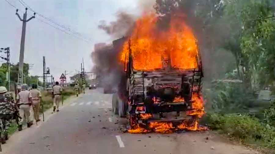 A transport vehicle after it was set on fire by protestors during Bihar Bandh, called to protest against Centres Agnipath scheme in Jehanabad, Bihar
