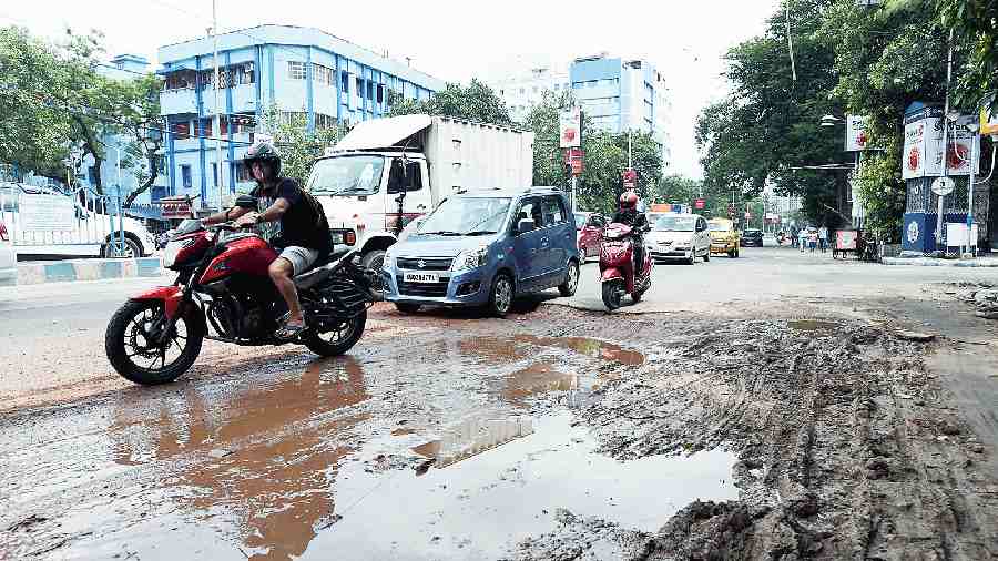 The bitumen layer has worn off a stretch of Deshapran Sashmal Road, near Tollygunge Club, exposing the soil underneath. 