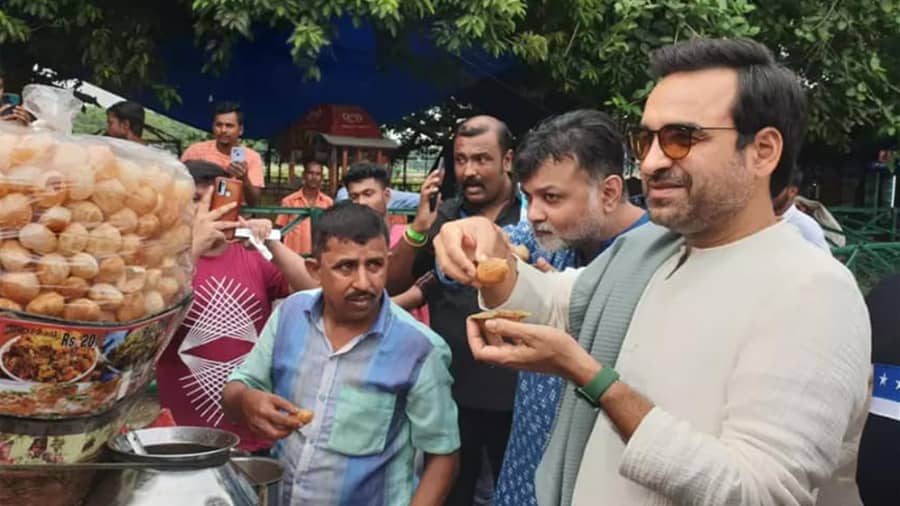 The ‘Gangs of Wasseypur’ and ‘Mirzapur’ actor was also seen enjoying a ‘phuchka’ break with his ‘Sherdil’ director.