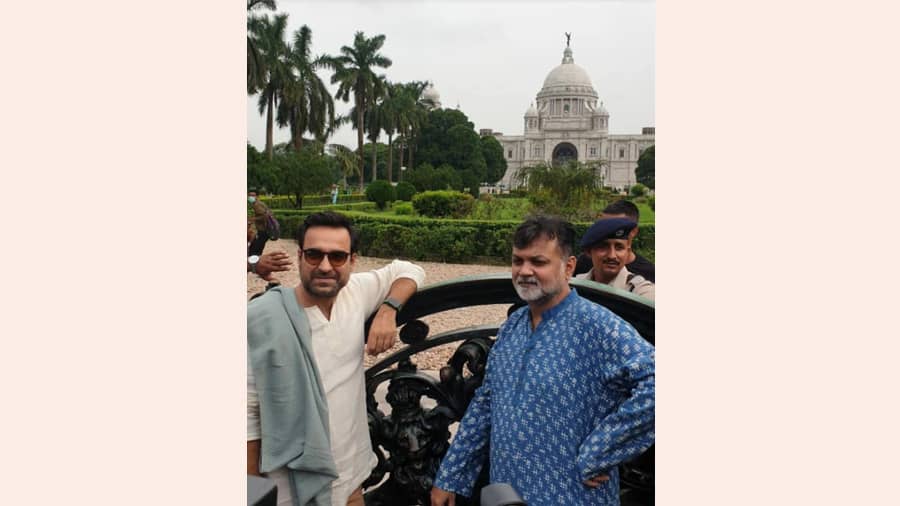 The creative duo posed for a few snaps during a visit to Victoria Memorial.