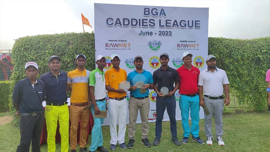  Participants and podium holders at the prize distribution ceremony