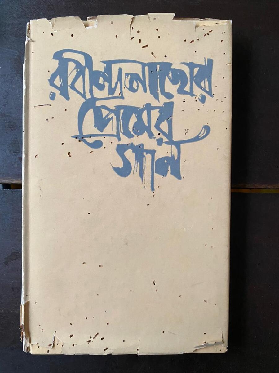 Rabindranath’er Premer Gaan: Another collector’s item with a cover illustration by Satyajit Ray, the book consists of seven analytical articles on love songs by Tagore, penned by Sankha Ghosh, Alokeranjan Dasgupta and other noted authors