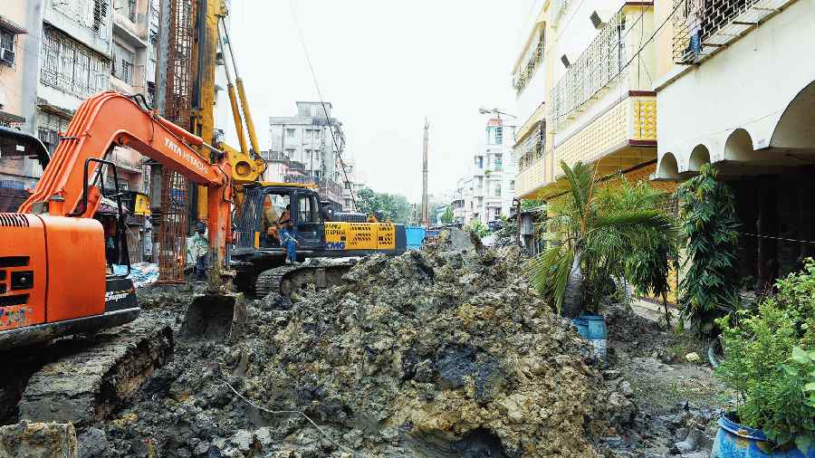 Mounds of earth and other materials dumped on Kali Temple Road, the construction site of the Kalighat skywalk. 