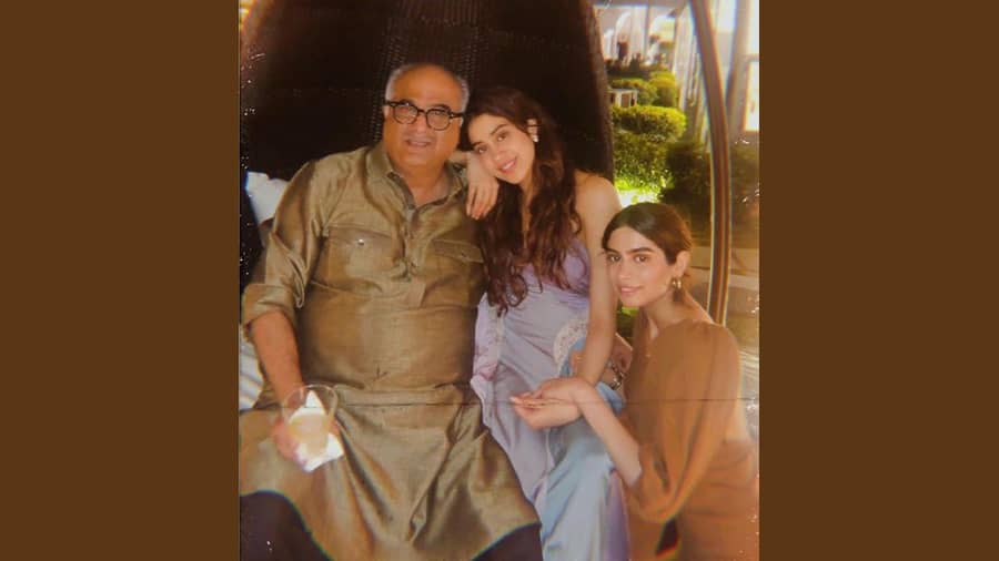 Janhvi’s photo with daddy Boney Kapoor and sibling Khushi is an adorable Father’s Day post. 