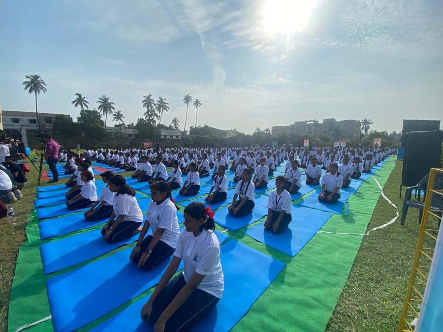 Around 800 participants perform yoga at Belur Math on World Yoga Day on June 21. The event was organised by the Government of India, Ministry of Tourism, Eastern Regional Office, Kolkata, Kendriya Vidyalaya Sangathan and Ramakrishna Mission and Math. 