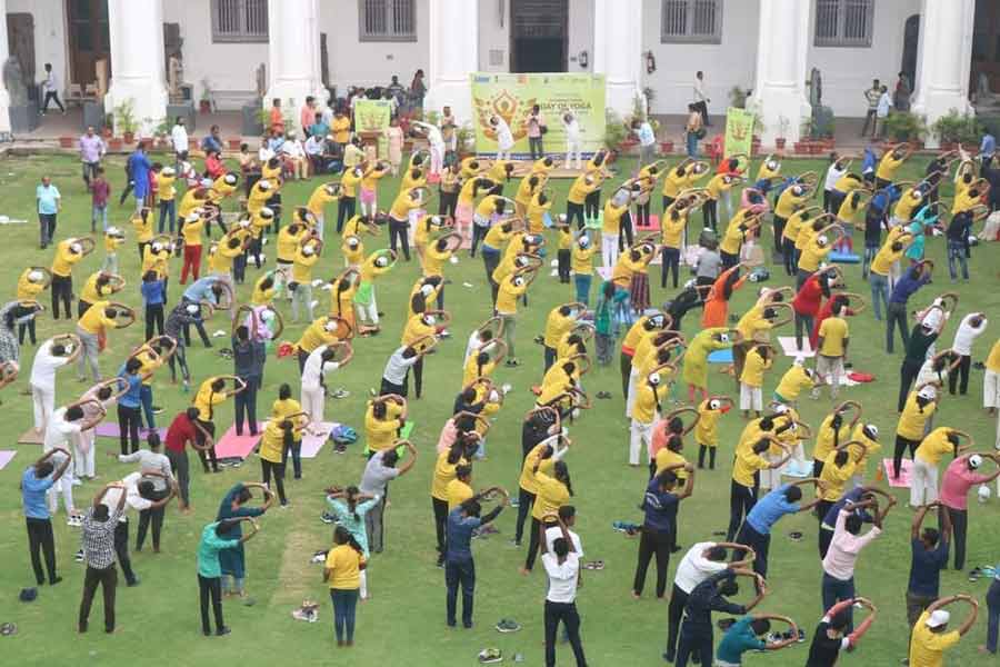 Indian Museum collaborated with Bandhu Ak Asha and Art of Living to organise another yoga session on the day. The session was conducted by Swami Shraddhanand.