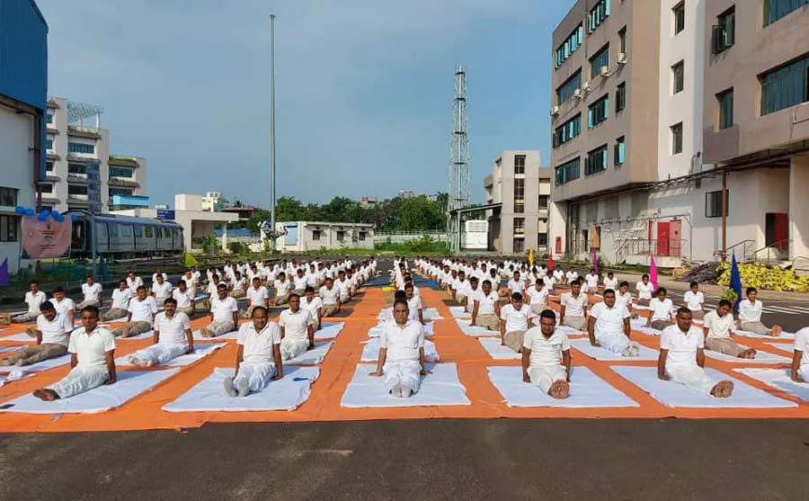 150 staff members of Metro Railway and Railway Protection Force joined a yoga session at Central Park Depot of East-West Metro.