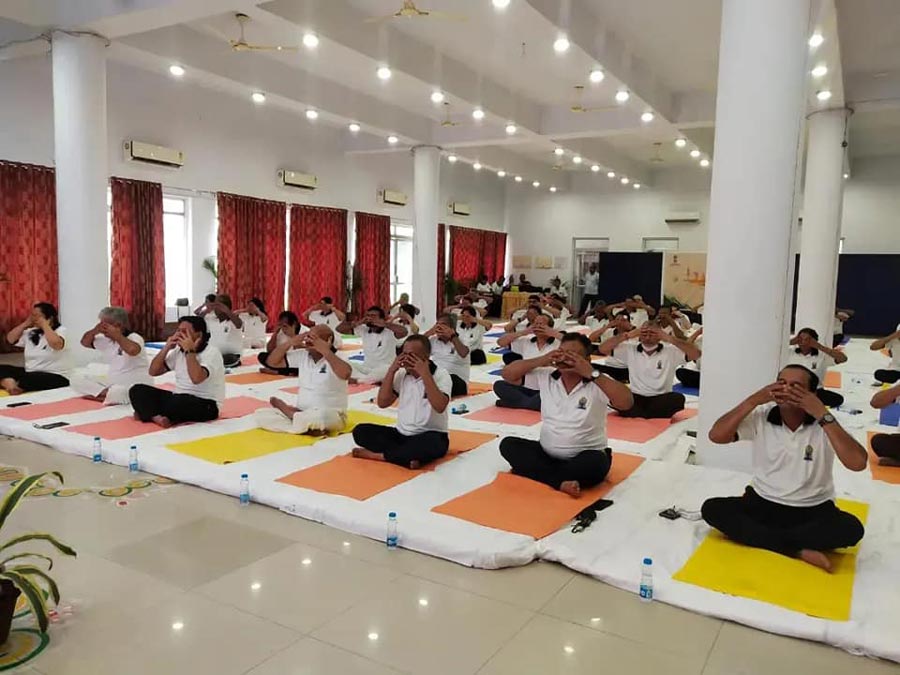 The general manager of Metro Railway and Eastern Railway, Arun Arora, and other senior officials practising Yoga at Belvedere Park. 