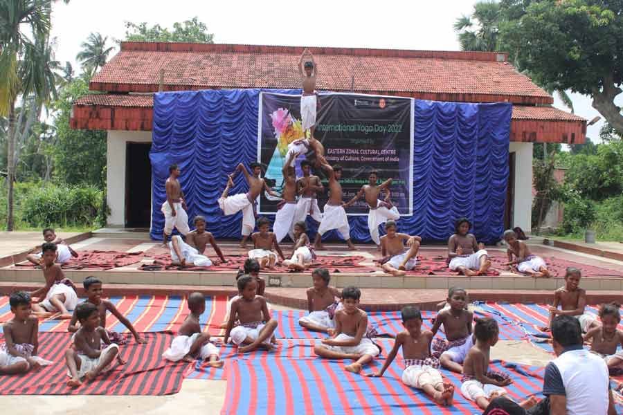 The World Yoga Day organised by Eastern Zonal Cultural Centre, Kolkata, was celebrated at Srijani Shilpagram, Santiniketan, with 70  children. 