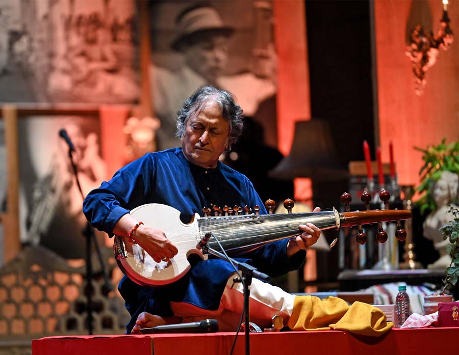 Padma Vibhushan-awardee Ustad Amjad Ali Khan created magic with his sarod in the first performance of the evening. The maestro performed Raga Ganesh Kalyan, followed by ‘Kon Khela Je Khelbo Kokhon’ and ‘Ekla Cholo Re’, accompanied by the father-son duo of Pandit Anindo Chatterjee and Anubrata Chatterjee on the tabla. “Though we called Lataji, ‘Didi’, she became goddess Saraswati in her lifetime and we were fortunate to spend time with her. She was an ardent devotee of Lord Ganesh, and honoured me with the Master Deenanath Mangeshkar Award for Ganesh Kalyan,” he said, after the crowd gave him a standing ovation