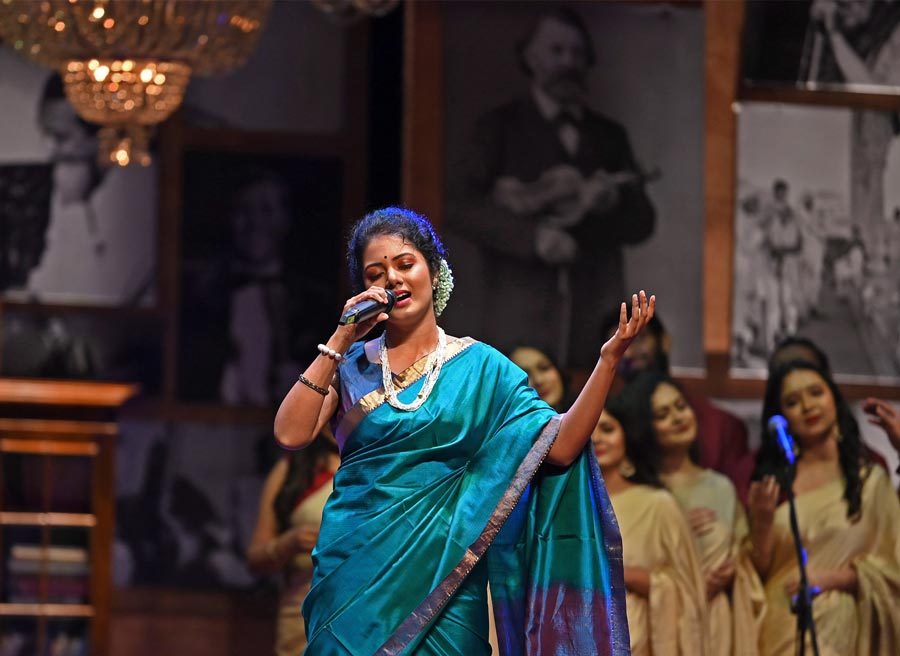 Anwesshaa had the Herculean task of following Ustad Amjad’s performance. The singer, who has lent her voice to over 500 films and sung in 13 regional languages, gave a scintillating rendition of ‘Megha Chhaye Aadhi Raat’. “This edition of World Music Day is special because it's dedicated to Lataji. It is an honour for me to sing her song,” she said