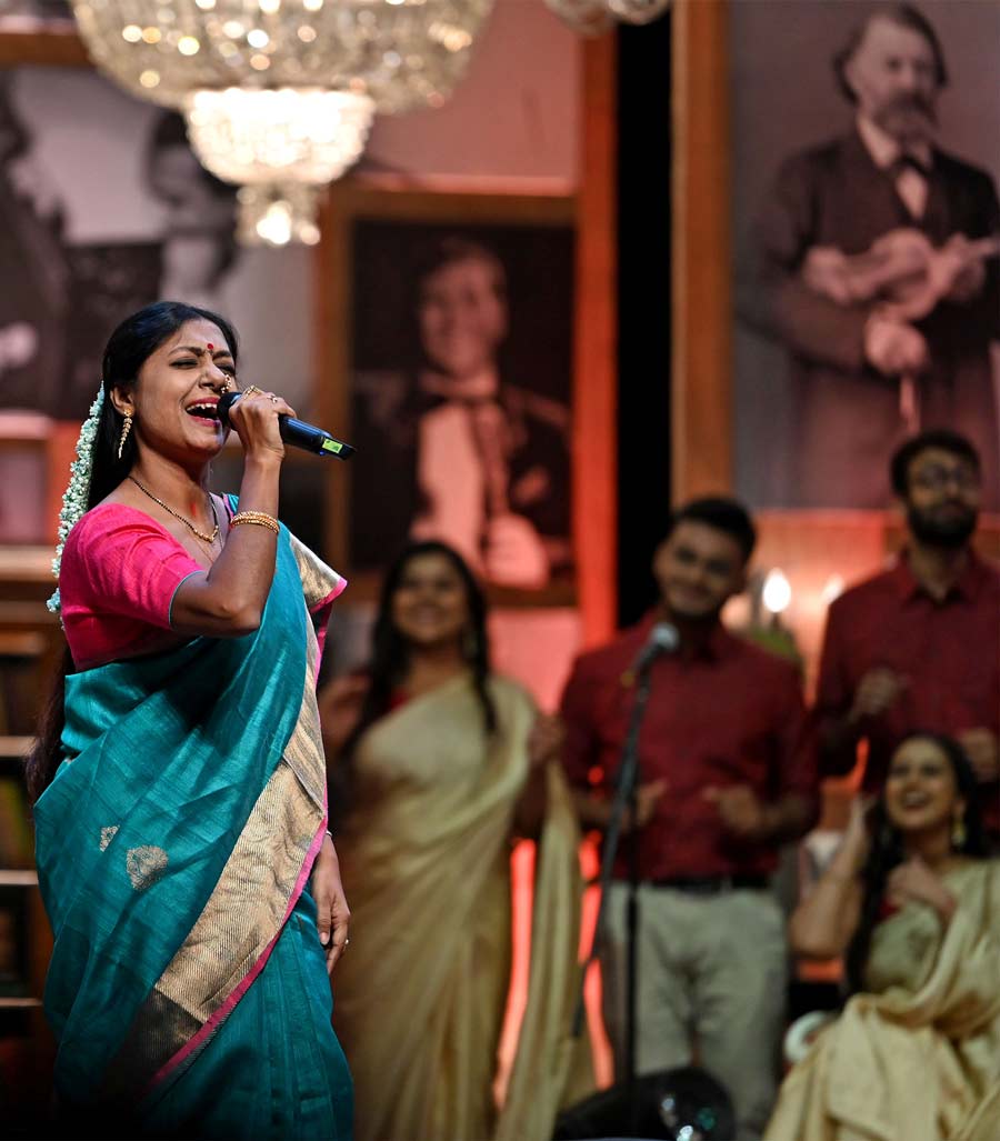 Subhamita picked up the tempo with her electric rendition of ‘Bolbo Na Kotha Tomar Sathe Ari’. “Lataji is a pride for Indians, just like the Taj Mahal. I will always say ‘uni aachen’, not ‘chhilen’, because she will be there as long as Indian music is,” she said