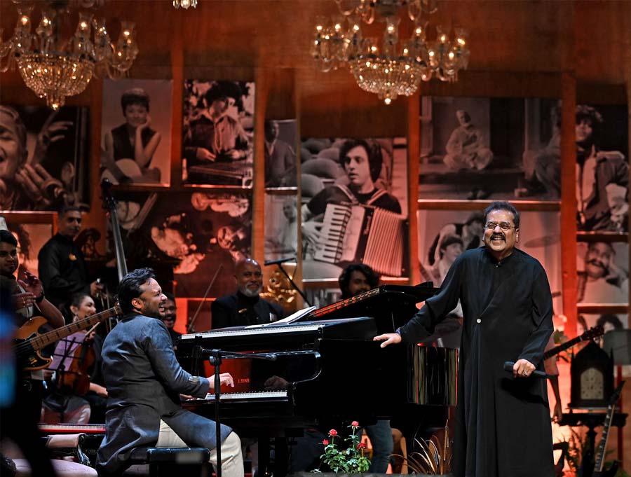 Some of the loudest cheers of the evening were reserved for Hariharan, who walked in with a smile and charmed the audience with his fusion version of ‘O Sajna Barkha Bahar Aayee’. After the song, the audience’s unending chants of “Once more!” made him break into the opening lines of ‘Tu Hi Re’