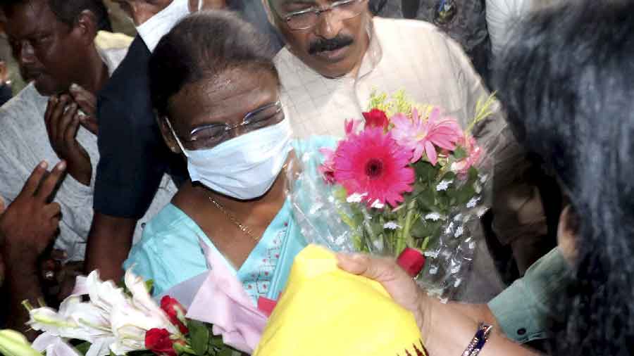 NDAs presidential candidate Draupadi Murmu being welcomed by BJP activists as she arrives at a guest house, in Bhubaneswar on Wednesday