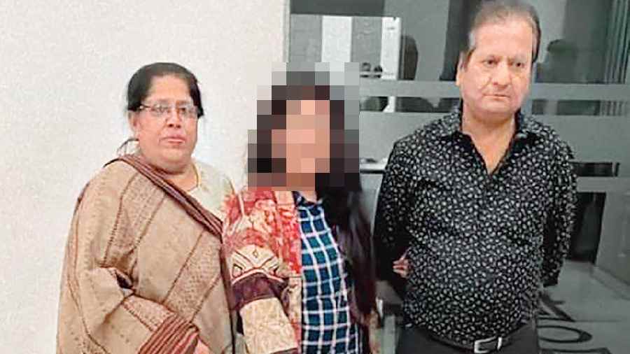Trader Ashok Shah and wife Rashmita who were found murdered in their Bhowanipore home on Monday. The identity of the person in the centre (face blurred) could not be established