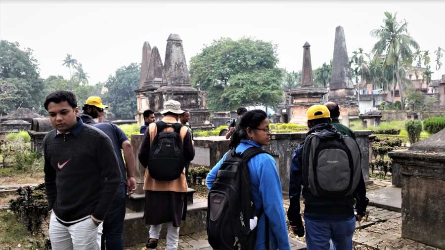 A group of travellers at the Dutch cemetery in Chinsurah