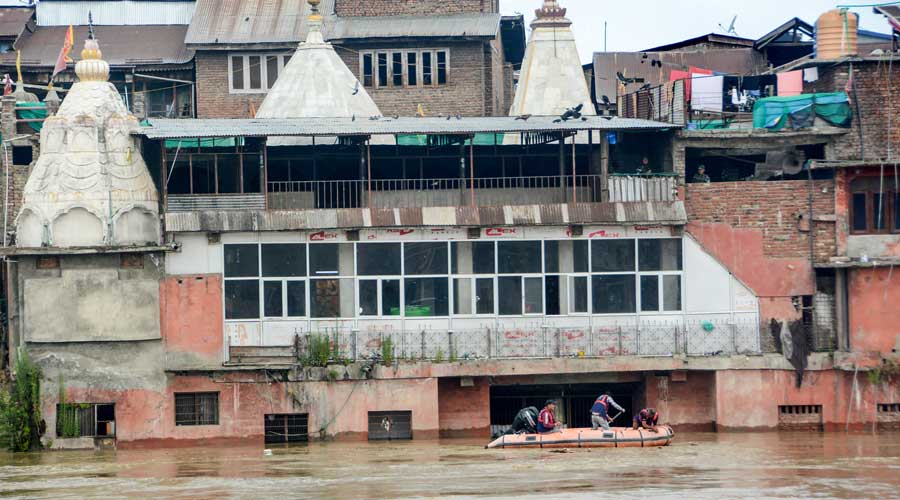 SDRF personnel during rescue work near the Hanuman Mandir locality inundated River Jhelum following heavy incessant rains in Srinagar.