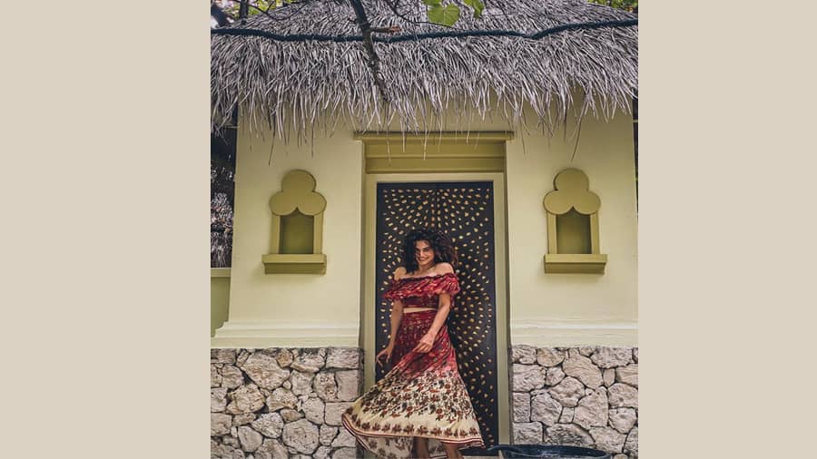 Taapsee’s off-shoulder dress is perfect for weekend getaways.