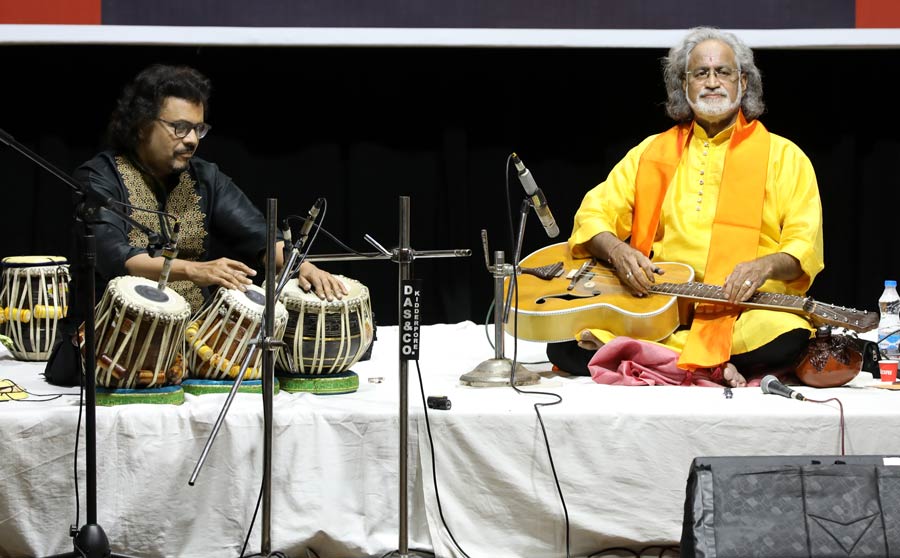 June 18 witnessed a packed Uttam Mancha in Kalighat play host to Suromurchhana’s Annual Music Festival 2022, an event headlined by Padma Bhushan Vishwa Mohan Bhatt, who performed on the Mohan Veena. He was accompanied by Kolkata’s very own Bickram Ghosh on the tabla. The evening marked the commemoration of the 101st birth anniversary of the late Pandit A. Kanan, and also paid tribute to the late Vidushi Malabika Kanan, the one who had envisioned Suromurchhana, before it was founded in 2007