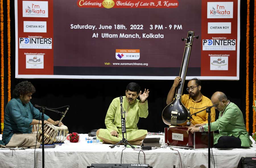 The Puriya Dhanashree raga was performed by Dhananjay Hegde, a former child prodigy whose music combines the Kirana and Gwalior gharanas, with Soumen Sarkar on the tabla and Hiranmoy Mitra on the harmonium. The trio also delighted the audience with a brief composition in raga Durga