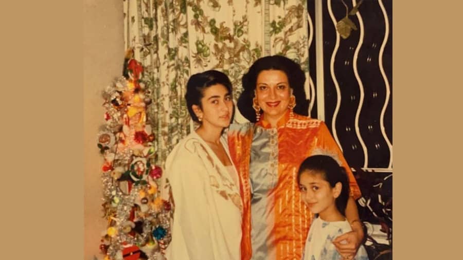 Kareena Kapoor Khan and Karisma Kapoor with mama Babita Kapoor paint a cute picture.