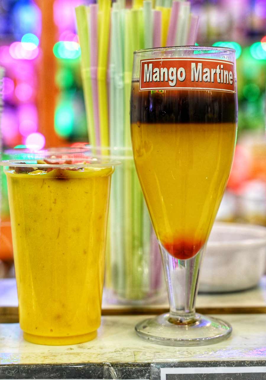 Various dishes and beverages made from mango sap are available at the festival. 