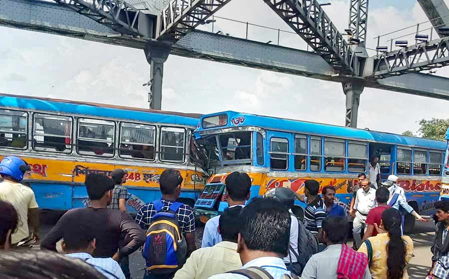 Two buses collided on the Howrah bridge on Thursday morning. At least seven people have been injured.