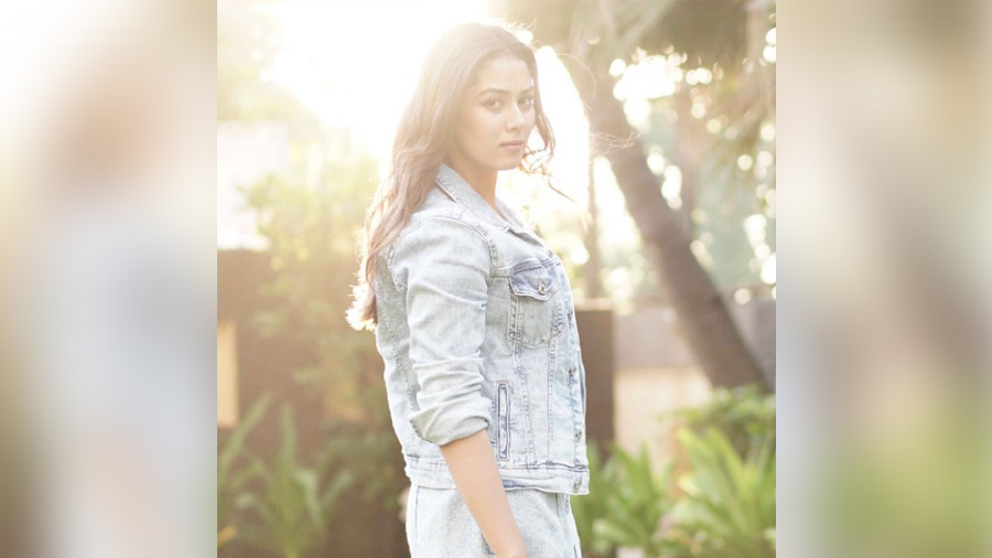 Saturday brekkie: Denim-on-denim and add a few loose curls, some cheek tint and you are breakfast-ready in less than 20!