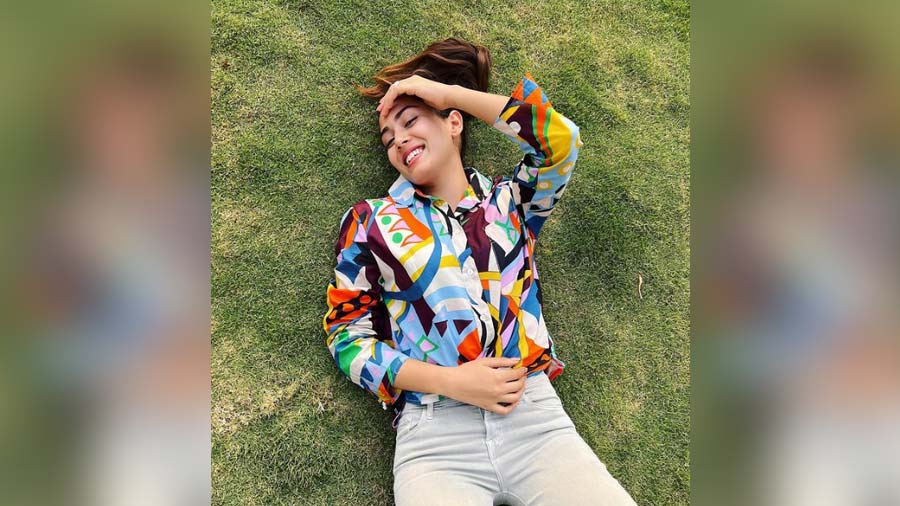 Sunday getaway: Funky shirt, comfy denims, sleek ponytail and a pop lippie, and you are Sunday-ready with a splash of quirk and a dollop of style!