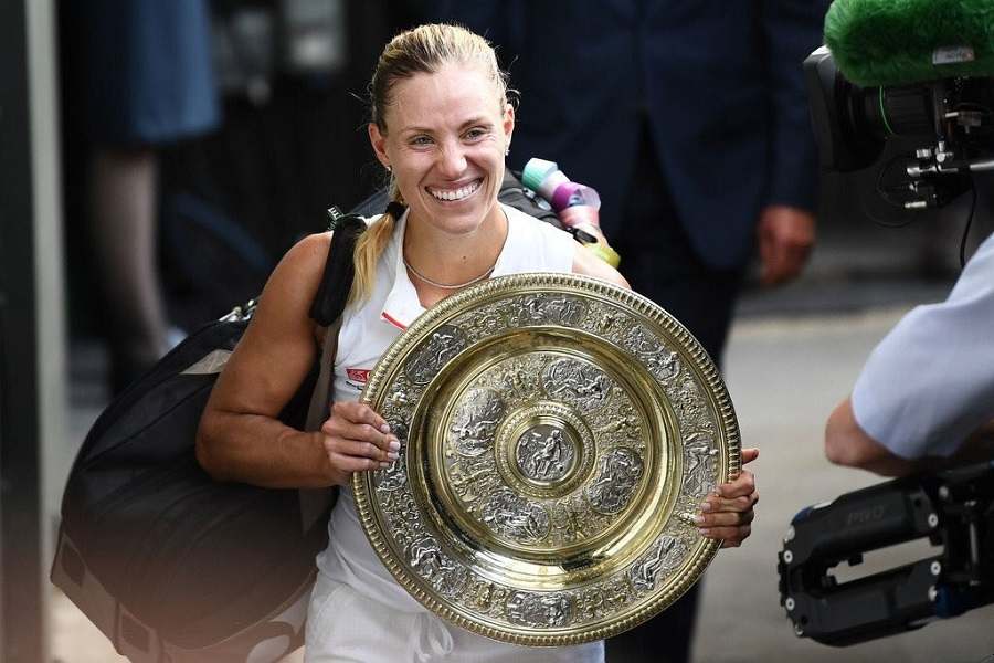 Germany's Angelique Kerber beat the heavyweight Serena Williams 6–3, 6–3 in the grand finale.