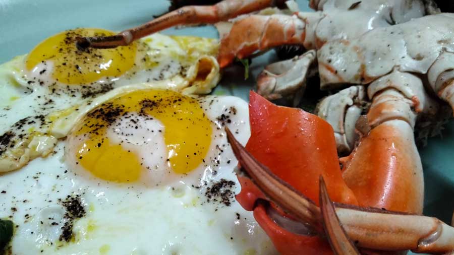Sauteed whole crab with poached eggs