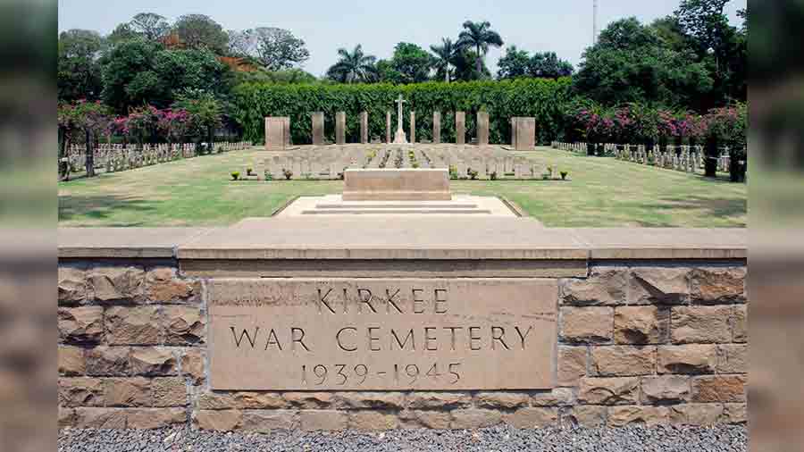 Kirkee War Cemetery with the Cross of Sacrifice